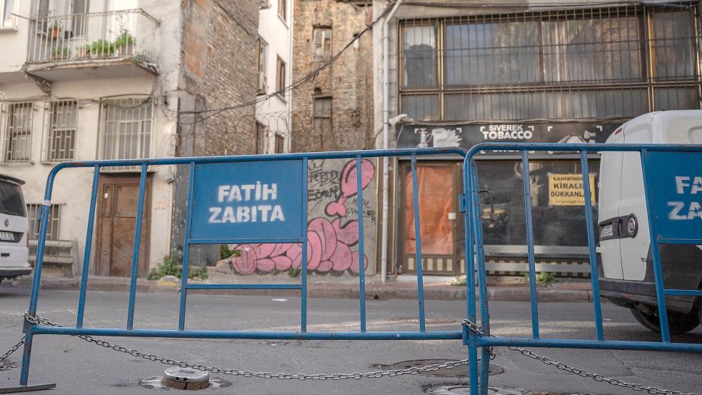 In der Nähe des Hotels der Hamburger Familie hat die Istanbuler Polizei Absperrungen errichtet. Foto: dpa/Ahmed Deeb