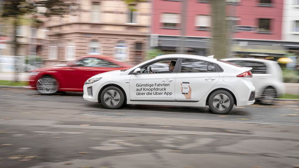 Künftig kann man auch mit dem Fahrdienst Uber durch Osnabrück fahren. Foto: Frank Rumpenhorst