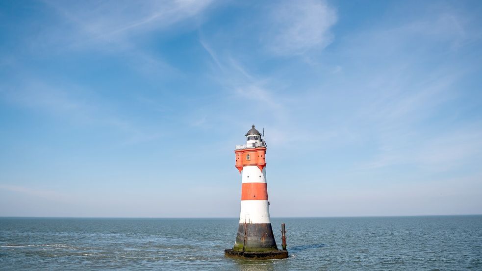 In der Außenweser steht der Leuchtturm Roter Sand. Der Leuchtturm gilt als erstes Offshore-Bauwerk der Welt. Foto: Sina Schuldt/dpa