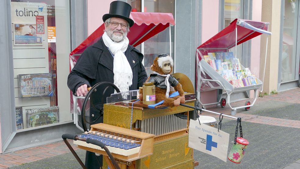 Ob Folklore, HipHop, Klassik, Rock oder aktuelle Chart-Hits: Heinz-Wilhelm Schnieders kann mit seiner Drehorgel nahezu jeden Musikgeschmack bedienen. Foto: Werner Jürgens