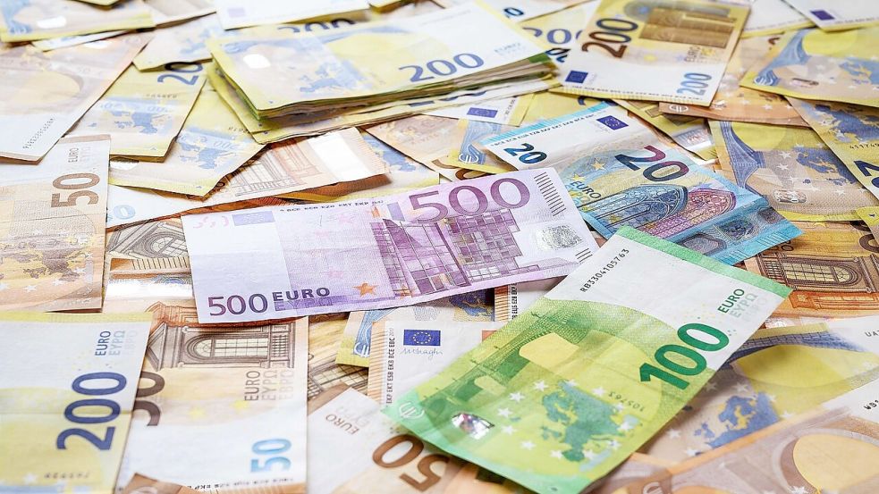 Das Opfer übergab den Betrügern viel Geld. Symbolfoto: Pixabay