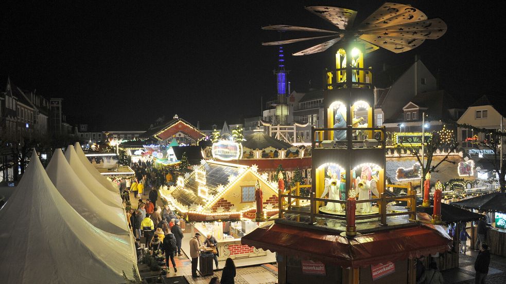 Wer knackt unter https://wiehnachtstour.de die fünf Fragen und schnappt sich einen der zehn 50-Euro-Gutscheine? Die digitale Schnitzeljagd sorgt für Spannung und weckt Kindheitserinnerungen auf dem Auricher Weihnachtszauber. Foto: Udo Hippen