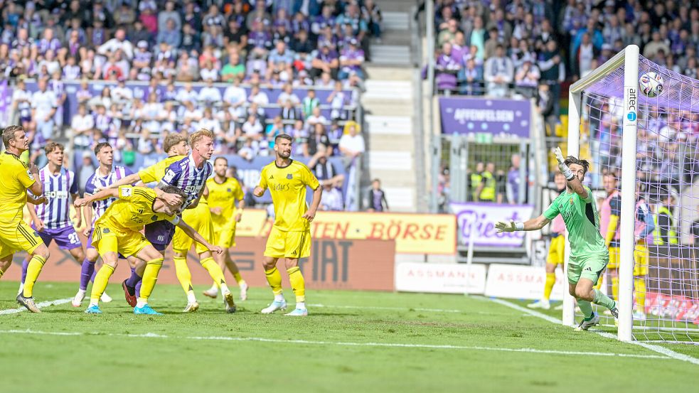 Ab in den Winkel: Bjarke Jacobsen traf bislang dreimal nach Ecken für den VfL Osnabrück - hier beim 2:0-Heimsieg gegen den 1. FC Saarbrücken. Foto: imago/osnapix