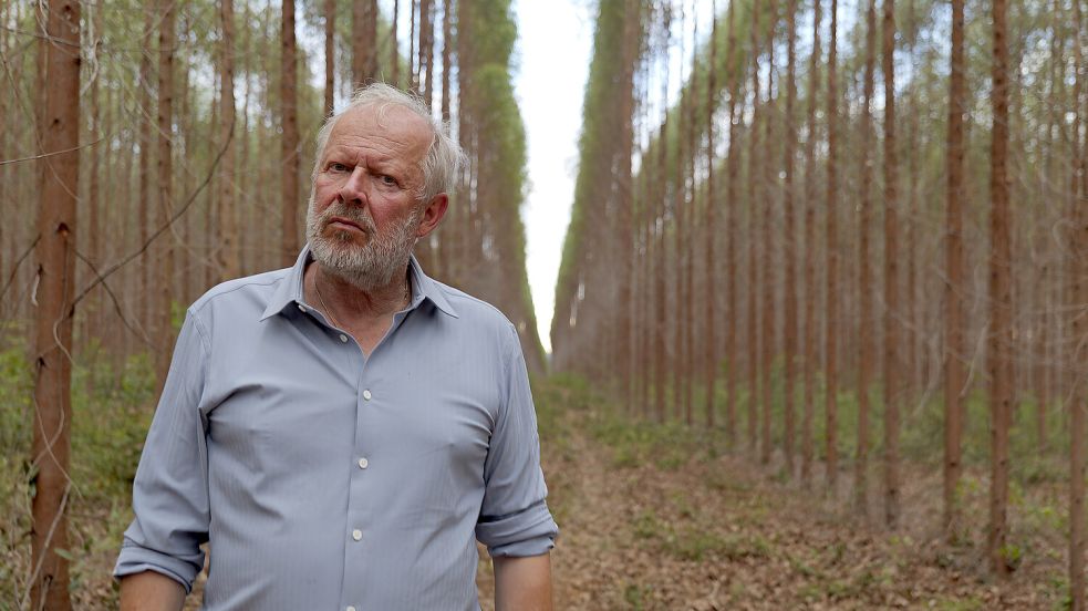 Von Kiel in den Regenwald: Ex-Tatort-Schauspieler Axel Milberg bei Dreharbeiten im brasilianischen Cerrado. Foto: SWR/Diwafilm