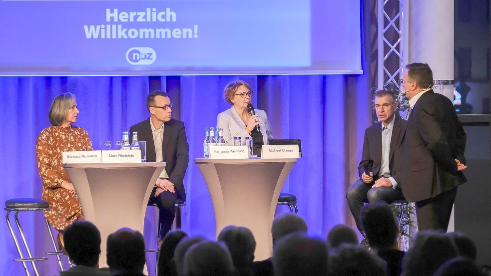 Brisante Diskussion: Wie kann man das Sicherheitsgefühl von Besuchern auf Weihnachtsmärkten stärken? Moderator Michael Clasen diskutierte mit den Gästen. Foto: Thomas Osterfeld