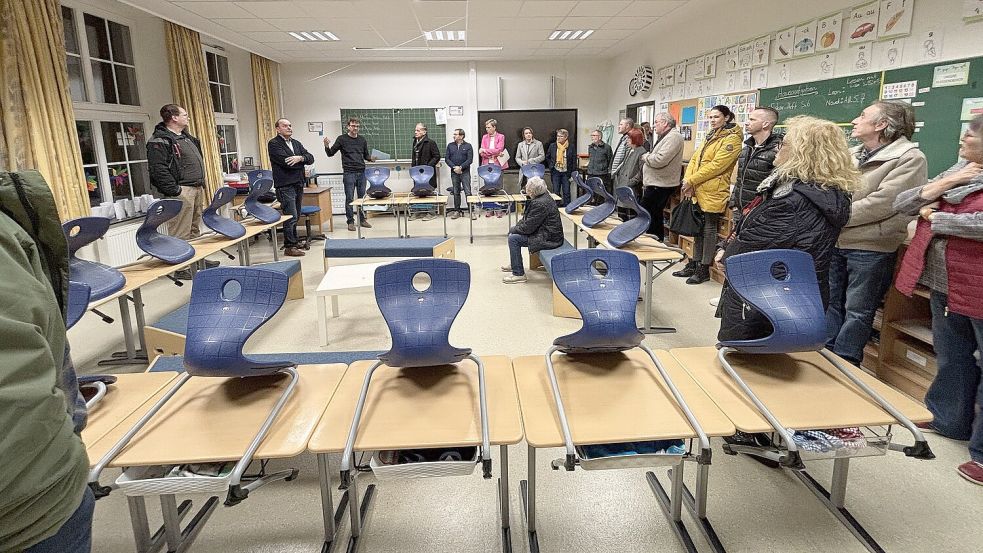 Der Schulausschuss tagte am Dienstag in der Grundschule Wiesens und sah sich die Klassenräume an. Auch der Ortsrat vor dabei. Foto: Karin Böhmer