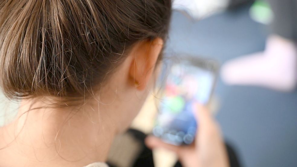 Das EU-Parlament stimmte mit deutlicher Mehrheit für die Forderung nach einem Mindestalter für soziale Medien. (Symbolbild) Foto: Niklas Graeber/dpa