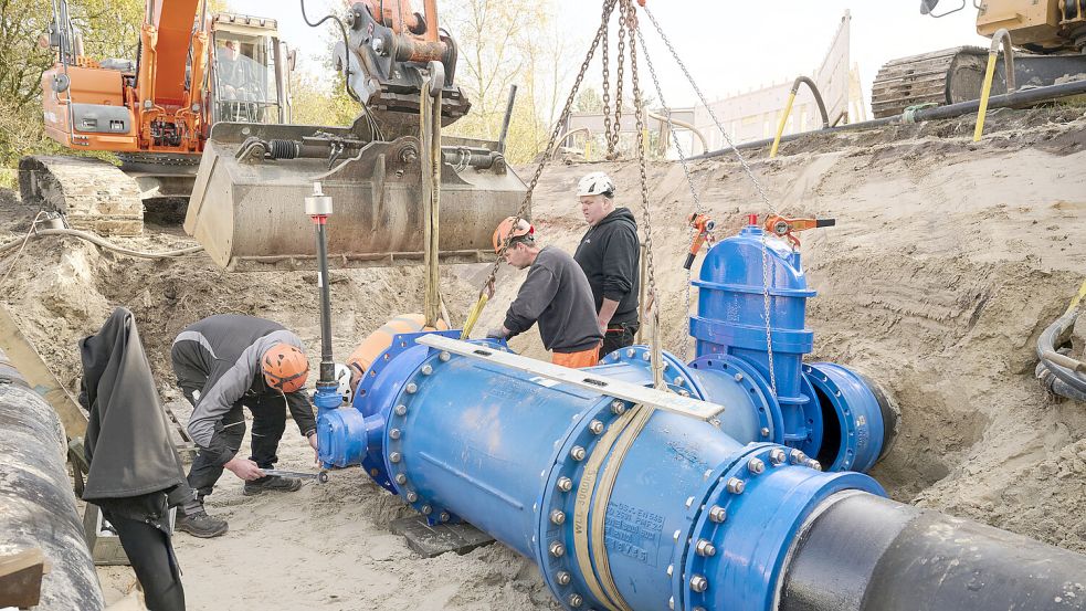 Millimeterarbeit ist es, die Verbindung passgenau an die vorhandenen Rohre zu setzen. Foto: Sven Seebergen/Foto- und Bilderwerk