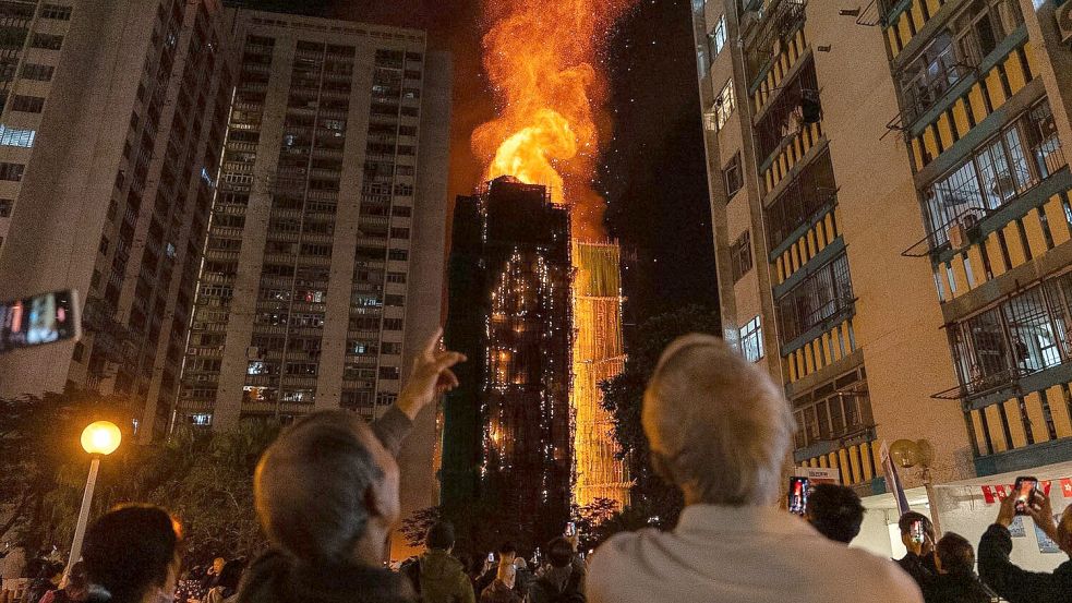 Das Feuer breitete sich an Bambusgerüsten und auch im Innenraum der Hochhäuser aus. Foto: Chan Long Hei/AP/dpa
