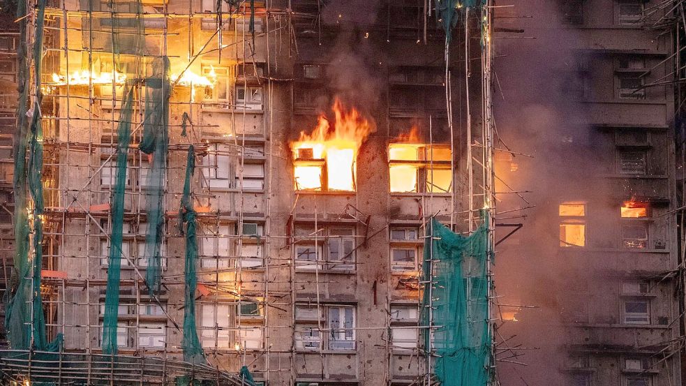 Die Feuerwehr erreichten Anrufe von eingeschlossenen Menschen Foto: Vernon Yuen