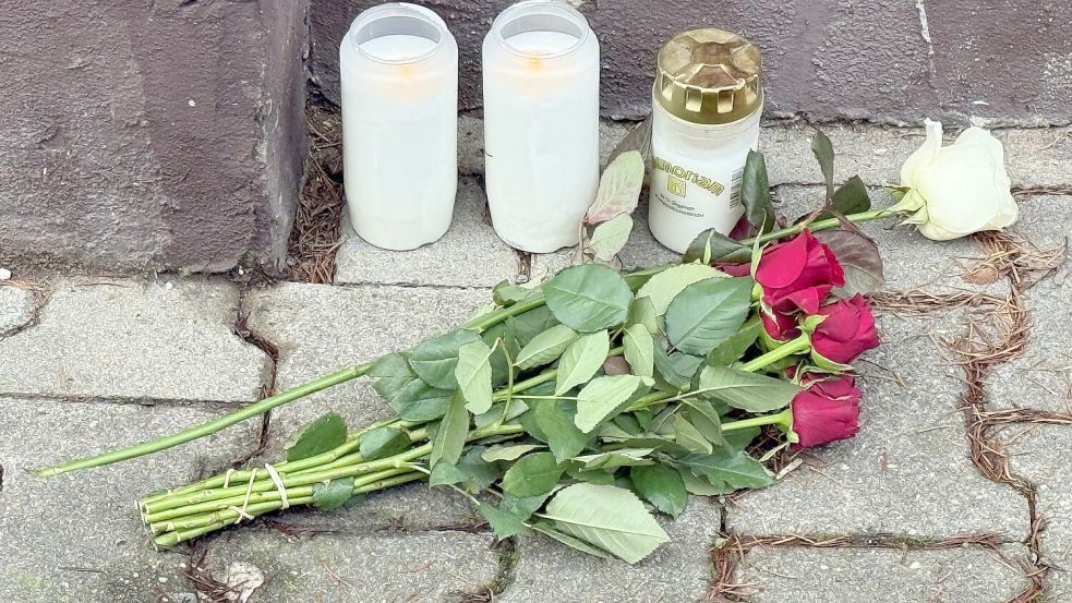 Am Tatort wurden Kerzen und Blumen abgelegt. Foto: Thorsten Kremers/Thorsten Kremer
