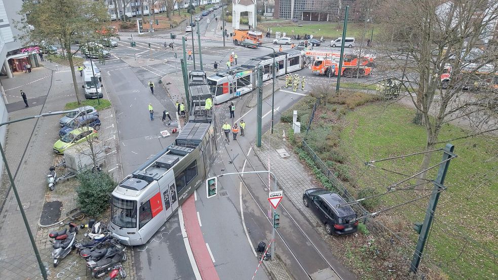 Die Straßenbahn wurde in der Mitte auseinandergerissen. Foto: David Young