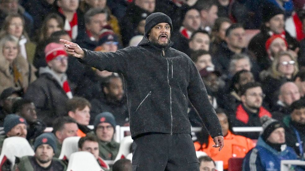 Vincent Kompany sah eine erste Halbzeit ohne klar spielbestimmendes Team. Foto: Sven Hoppe