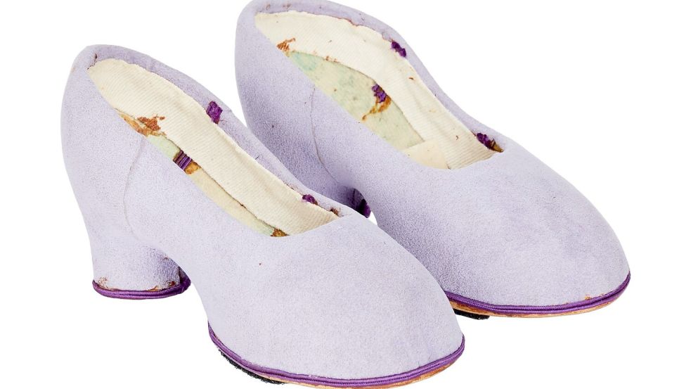 Diese Schuhe trug Miss Piggy in dem Film „Die große Muppet-Sause“ (1981). Foto: -/Julien’s Auctions/dpa