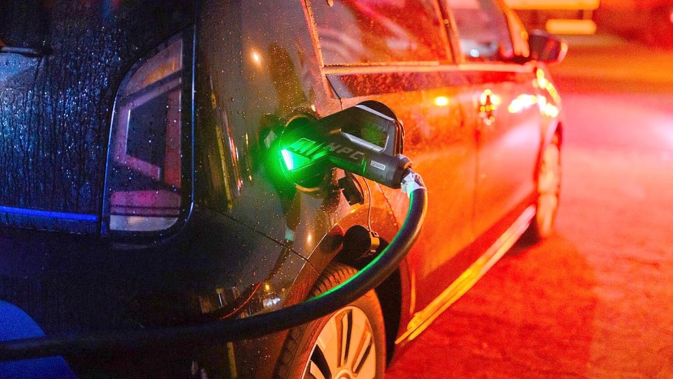 Nach der Streichung der Elektroauto-Kaufprämie Ende 2023 brachen die Verkaufszahlen von Elektrofahrzeugen an private Autofahrer ein; diese Phase ist laut HUK Coburg beendet. (Symbolbild) Foto: Julian Stratenschulte