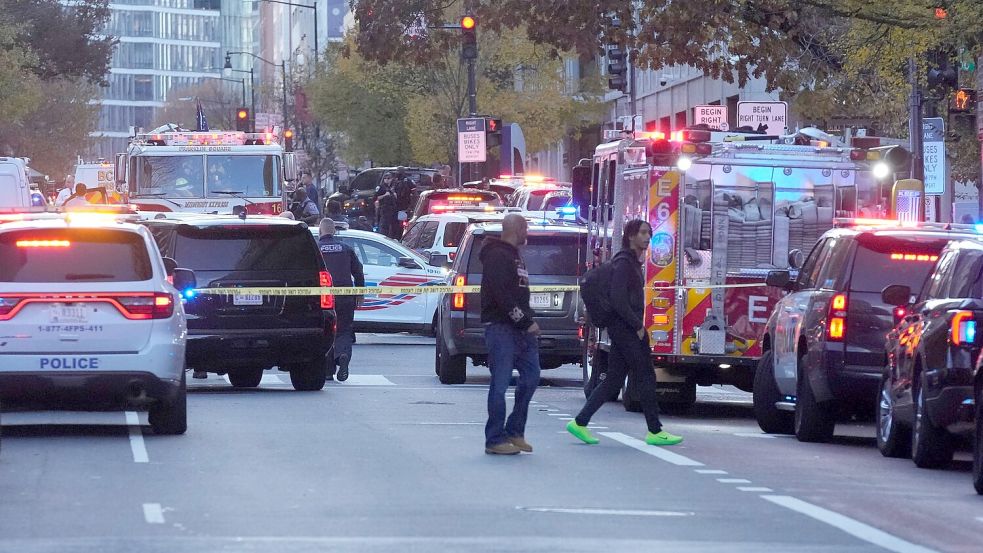 Mitten in der Washingtoner Innenstadt sind am Tag vor Thanksgiving Schüsse gefallen. Foto: Mark Schiefelbein/AP/dpa
