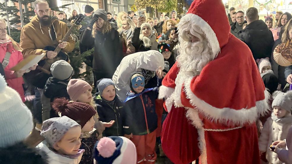 Die Weihnachtszeit beginnt in Norden: Am 24. November wird traditionell die Innenstadt beleuchtet. Der Weihnachtsmann hat auf dem Weihnachtsmarkt eine eigene Sprechstunde. Foto: Rebecca Kresse