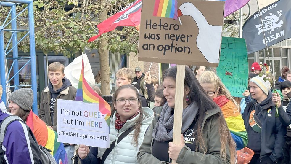 Schon beim ersten Herbst Pride in Norden beteiligten sich zahlreiche Menschen. Neben Statements zum Thema Geschlechteridentität waren auch viele „gegen Hass“ zu sehen. Foto: Karin Böhmer