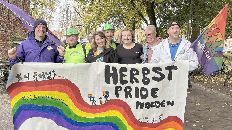 Vertreter von CSD Deutschland, Schwules Ammerland, CSD Aurich, CSD Emden, Gleichart-Café Norden und Herbstpride Norden führten den Demonstrationszug an. Foto: Rebecca Kresse