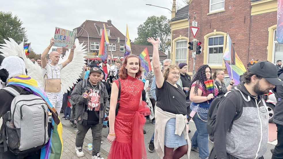 Mehr als 200 Menschen zogen durch die Norder Innenstadt. Foto: Rebecca Kresse