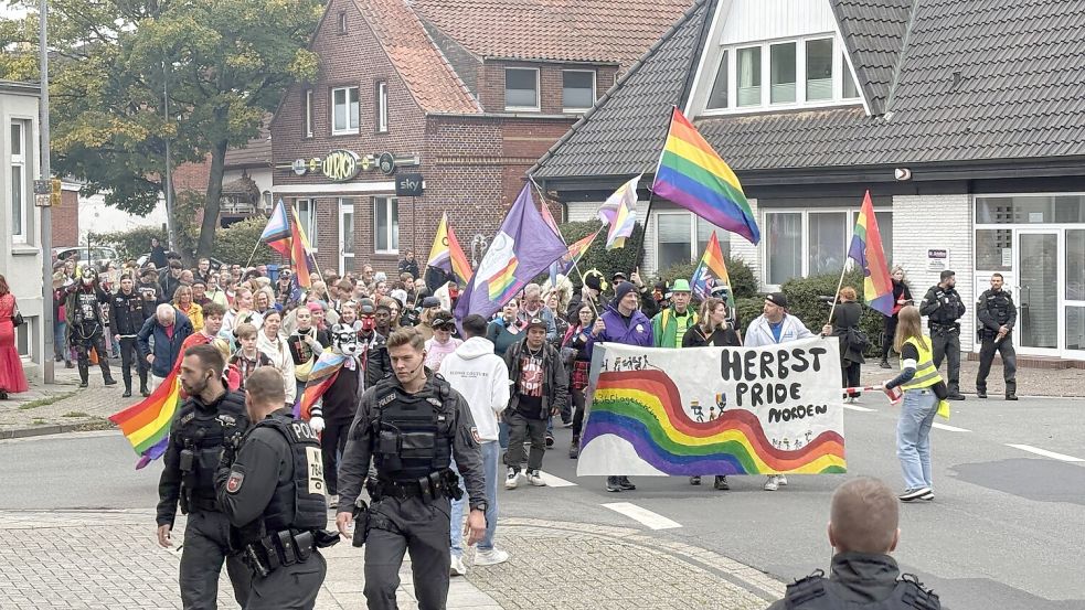 Der Demonstrationszug wurde von zahlreichen Polizeibeamten begleitet. Foto: Rebecca Kresse