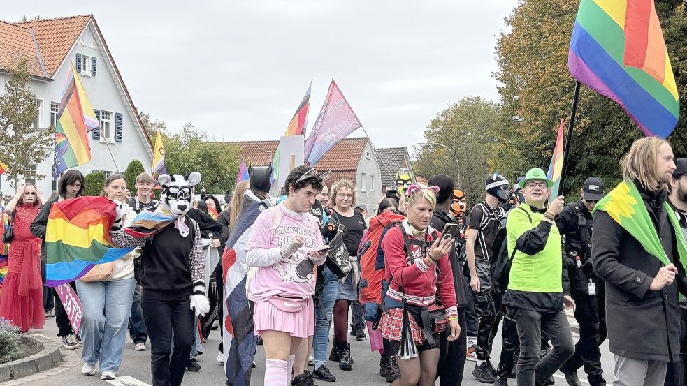 Social-Media war bei vielen Teilnehmer dabei. Sie filmten sich auf der Herbst-Pride. Foto: Rebecca Kresse