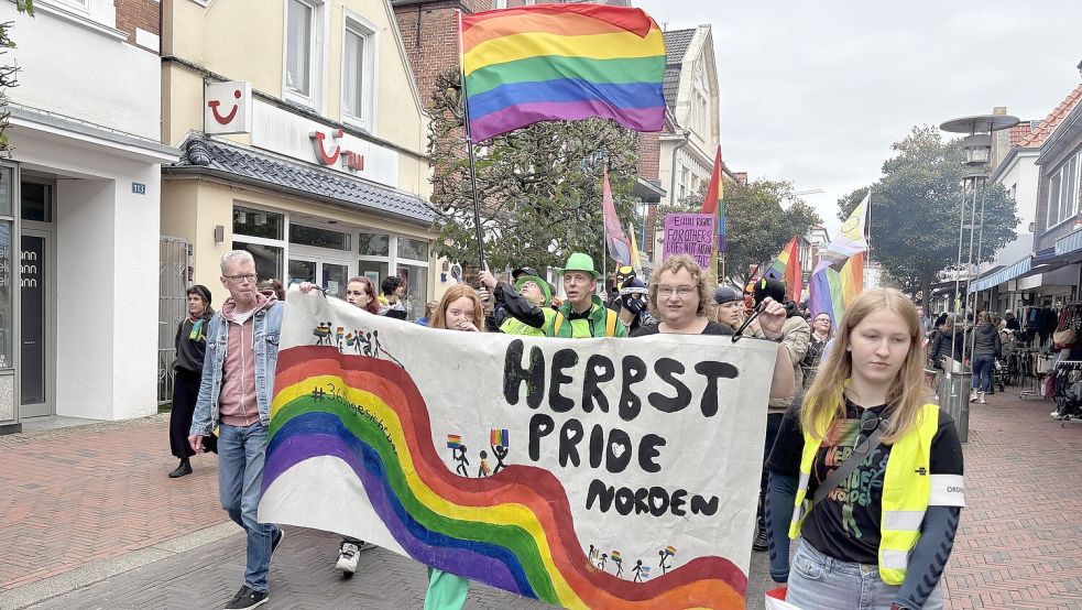 Mitten durch die Norder Einkaufsstraße zog der Herbst-Pride am Sonnabend. Foto: Rebecca Kresse