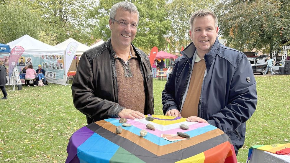 Johann Saathoff (links) und Florian Eiben liefen beim Norder Herbst-Pride mit. Foto: Rebecca Kresse