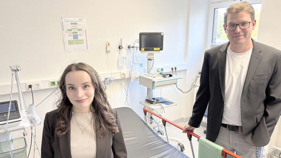 RGZ-Leiterin Veronika Bernhardt-Wilts und der Chefarzt der Klinik-Notaufnahmen, Dr. Alexander Dinse-Lambracht, führten durch die Räume des RGZ in Norden, hier ein Zimmer der Notaufnahme. Foto: Aiko Recke