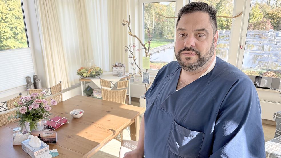 Hell und freundlich: Leitender Arzt Patrick Hofmann zeigte einen Gemeinschaftsraum auf der Palliativstation. Foto: Aiko Recke