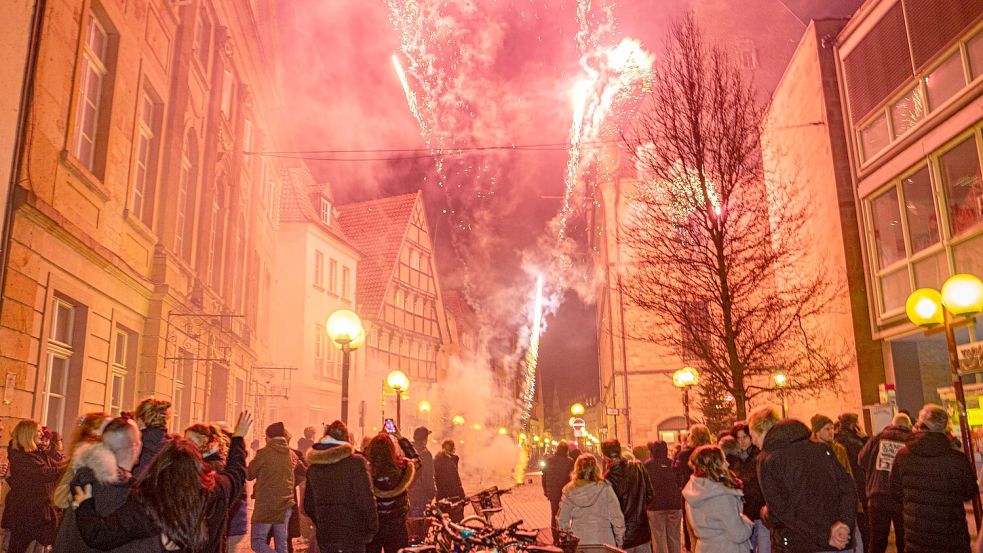 In der vergangenen Silvesternacht feierten viele Osnabrücker mit Feuerwerk in der Innenstadt. Foto: Lauren Rote
