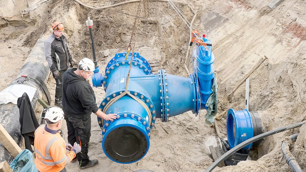 Fünf Tonnen wiegt das Verbindungsstück mit dem Schieber. Foto: Sven Seebergen/Foto- und Bilderwerk