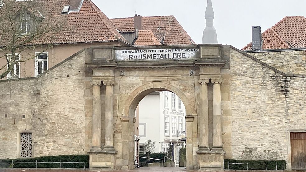 Am Heger Tor haben Unbekannte mit Farbe die Inschrift übermalt. Statt der Widmung für Osnabrücker Soldaten bei Waterloo 1815 steht dort nun: „Kriegstüchtig? Nicht mit uns. Rausmetall.org“. Foto: Bernhard Brockhaus