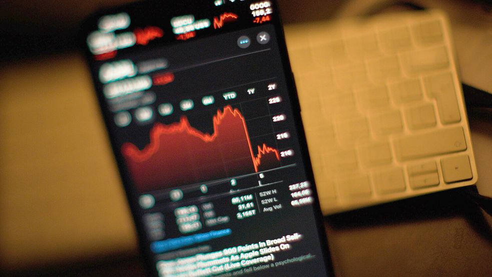 Online-Betrüger gaukeln Kursverläufe vor und simulieren fingierte Gewinne. Am Ende ist das Geld weg. Foto: imago images / NurPhoto