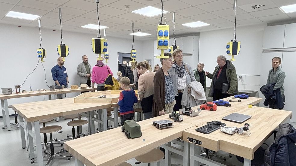 Die neuen Räume sind fachspezifisch ausgestattet. Unter anderem mit Steckdosen, die von der Decke hängen. Foto: Lasse Paulsen