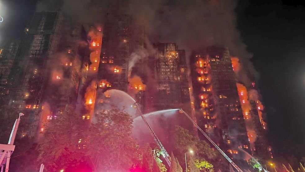 Die Flammen hatten sich rasant über ein Baugerüst ausgebreitet. Foto: Chen Duo/XinHua/dpa