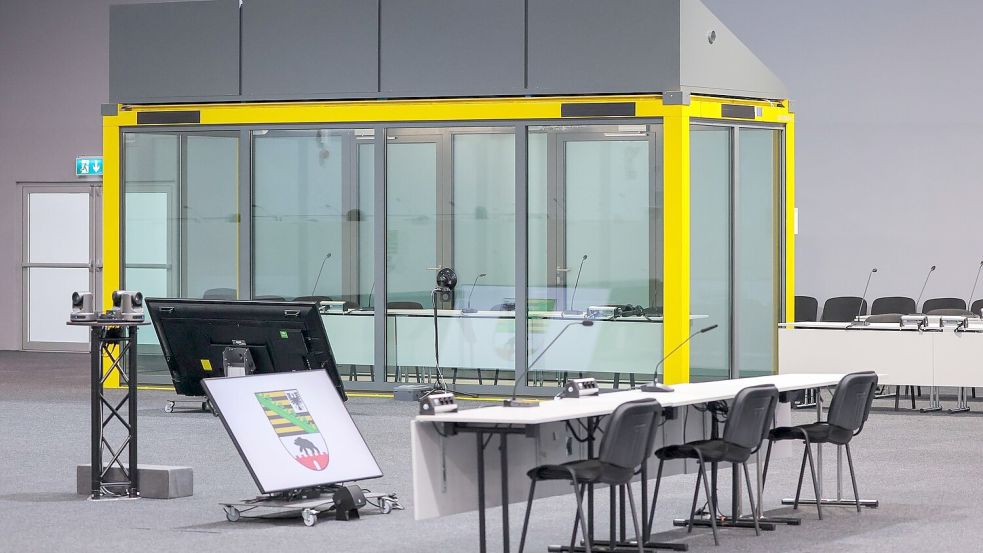 Ein Blick in den Gerichtssaal auf den Platz für die Zeugen und die Glaskabine, in der der Angeklagte während der Verhandlungen sitzt. (Archivbild) Foto: Jan Woitas