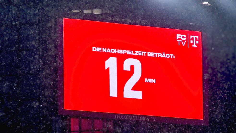 Nachspielzeiten im zweistelligen Minutenbereich sind keine Seltenheit mehr in dieser Bundesliga-Saison. Foto: IMAGO/pepphoto