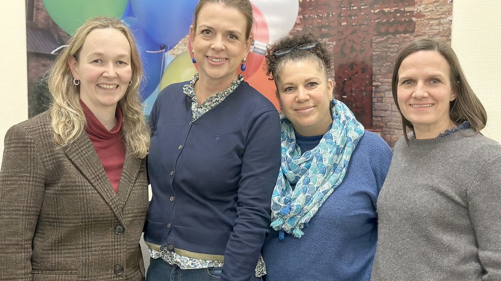 Vier für einen späteren Einstieg von Kindern in die Smartphonenutzung: Ruth Marie Krampitz (von links), Charlotte Metreveli, Yessica Younes und Janine Künker haben die Osnabrücker Regionalgruppe der bundesweiten Initiative „Smarter Start ab 14“ (S14) ins Leben gerufen. Foto: Matthias Liedtke