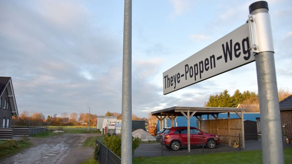 Die Zufahrt ins geplante neue Rechtsupweger Baugebiet (im Hintergrund) soll über den Theye-Poppen-Weg führen. Foto: Thomas Dirks