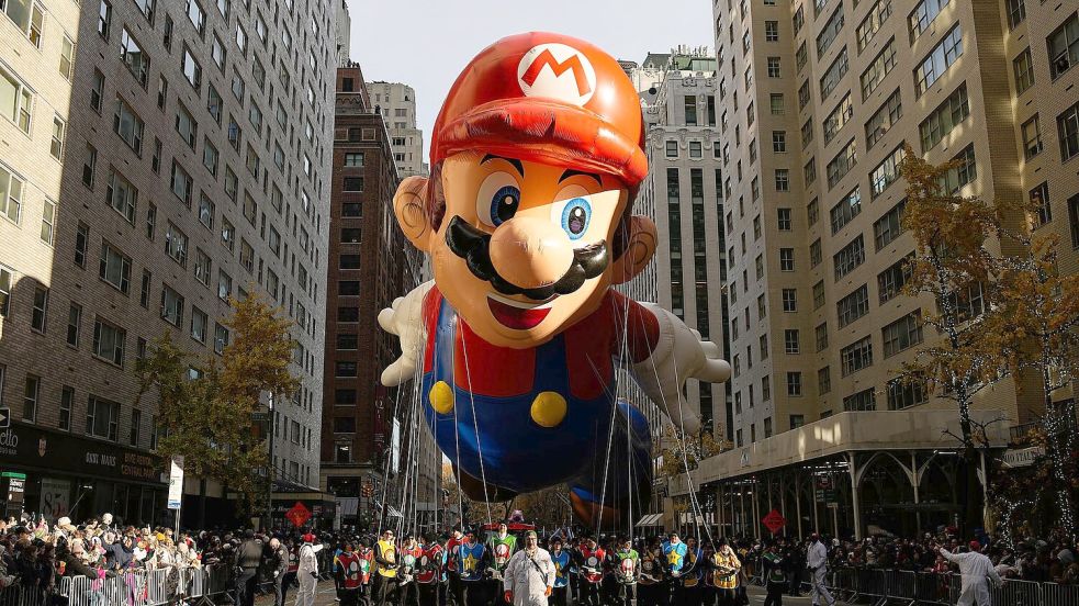 Super Mario zieht zu Thanksgiving durch New Yorks Häuserschluchten. Foto: Eduardo Munoz Alvarez/AP/dpa