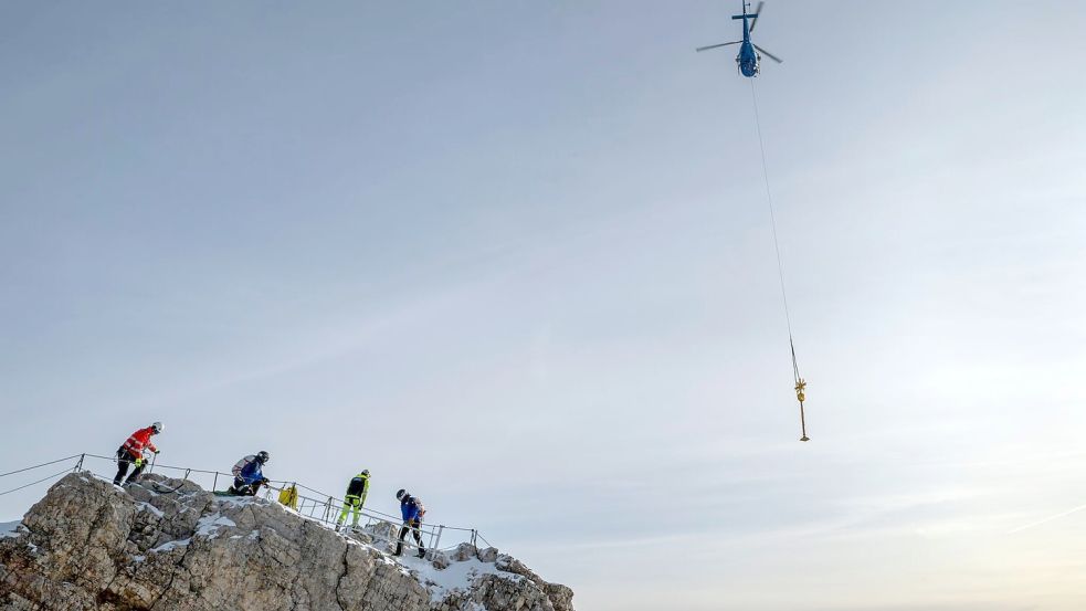 Per Heli wurde das Kreuz vor gut zwei Wochen ins Tal gebracht. (Archivbild) Foto: Peter Kneffel/dpa