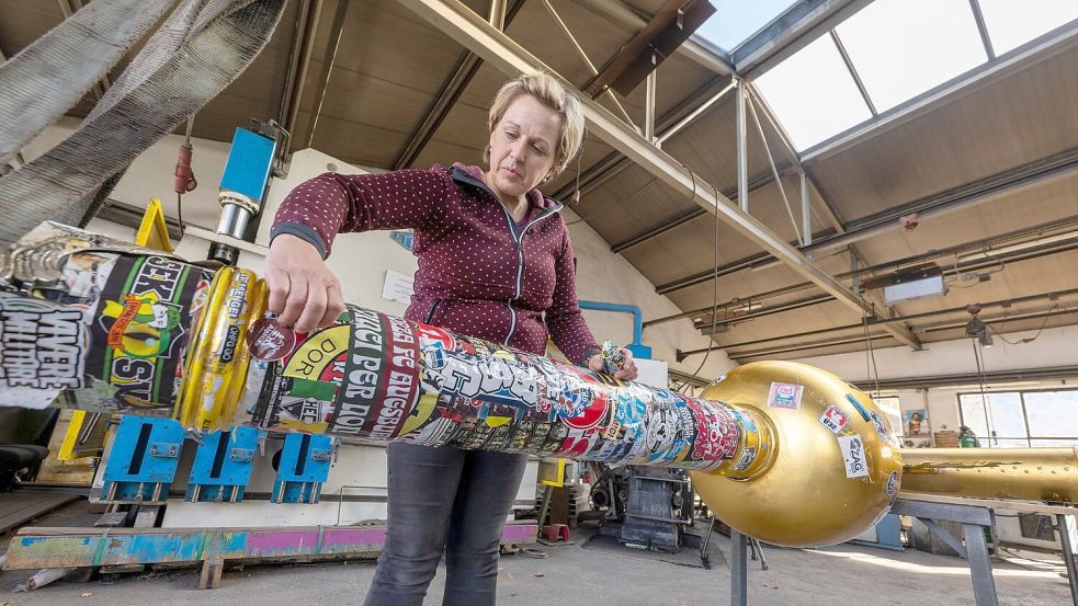 Hunderte Sticker klebten auf dem Gipfelkreuz. (Archivbild) Foto: Peter Kneffel/dpa