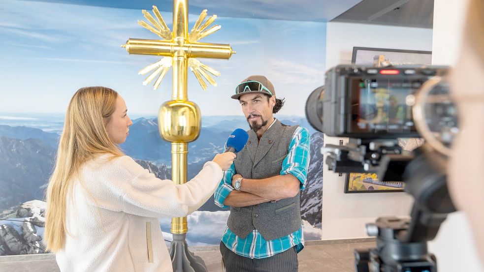 Ein Abbild des Kreuzes von Künstler Bernhard Rieger in der Bergstation ist offiziell für Aufkleber zugelassen. (Archivbild) Foto: Peter Kneffel/dpa