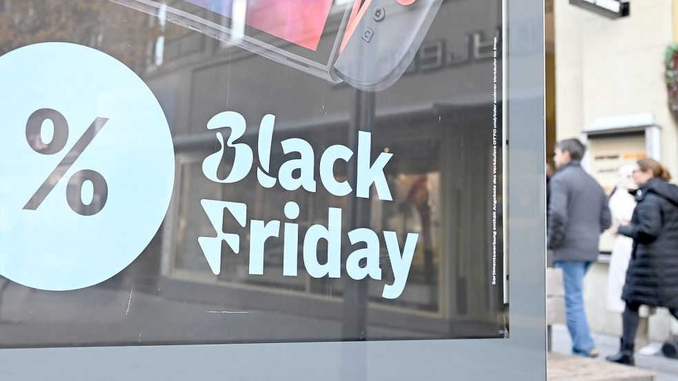 Die Black-Friday-Aktionstage sind auch in den Fußgängerzonen sehr präsent. Foto: Bernd Weißbrod