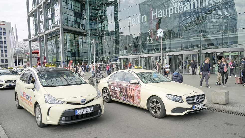 Taxifahrten von mehreren 100 Kilometern müssten den Betrieben doch eigentlich viel Geld einbringen, oder? Warum die Branche dennoch lieber eine verlässliche Bahn hätte, erklärt ein Experte. Foto: IMAGO / Schöning