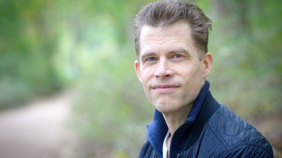 Autor Bas Kast bei einem Spaziergang am Berliner Schlachtensee. Foto: Bernd von Jutrczenka/dpa