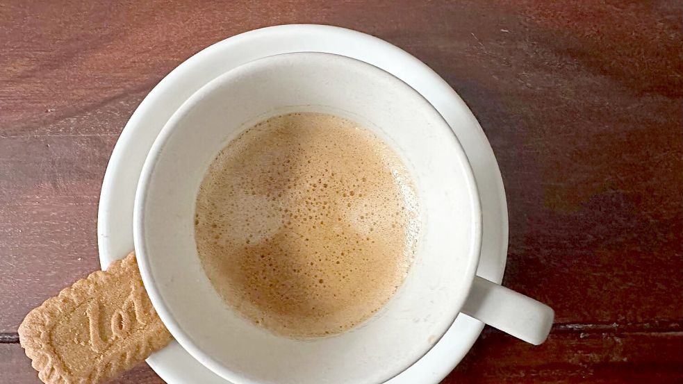 Total 2025: Frischer Kaffee und dazu ein kleiner Keks, ein Karamellkeks. (Archivbild) Foto: Gregor Tholl