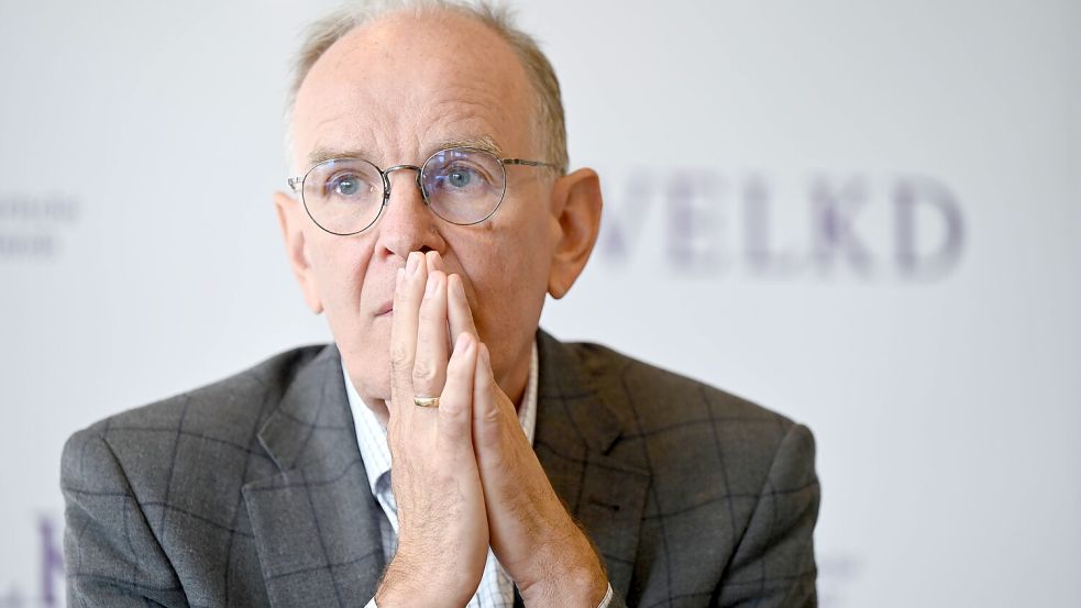 Ralf Meister ist seit 2011 Landesbischof der Evangelisch-lutherischen Landeskirche Hannovers und steht wegen seines Umgangs mit Missbrauchsfällen in der Kritik. Foto: IMAGO/Heike Lyding