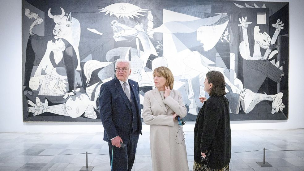 Bundespräsident Frank-Walter Steinmeier (links) und seine Frau Elke Büdenbender (mitte) im Nationalmuseum Centro de Arte Reina Sofía vor Picassos Gemälde Guernica. Foto: Bernd von Jutrczenka